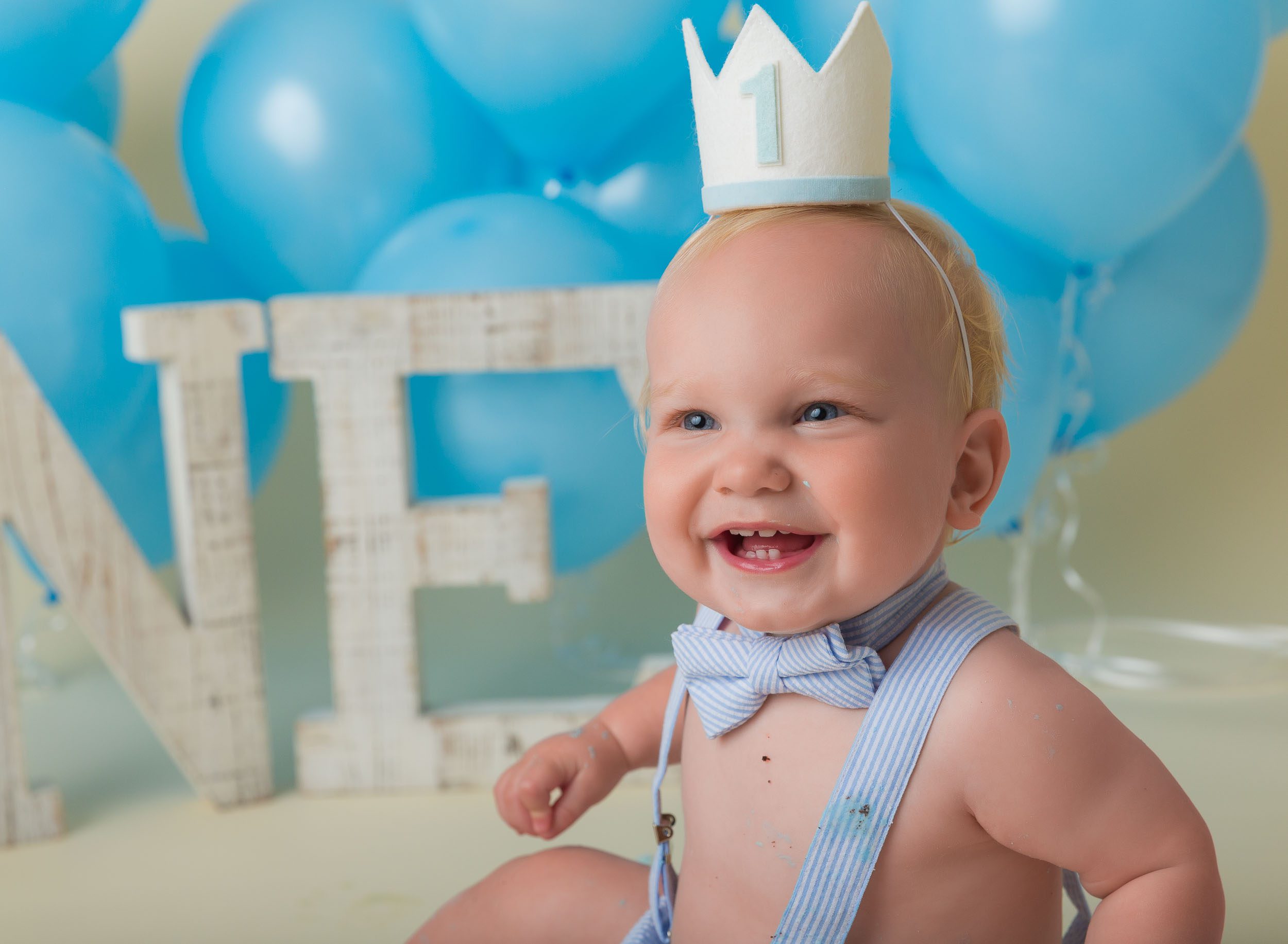 one year cake smash with blue balloons